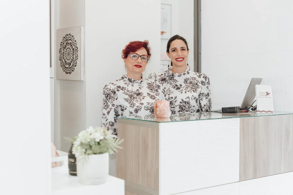 Equipo del Centro de Estética Lucy Lara en recepción